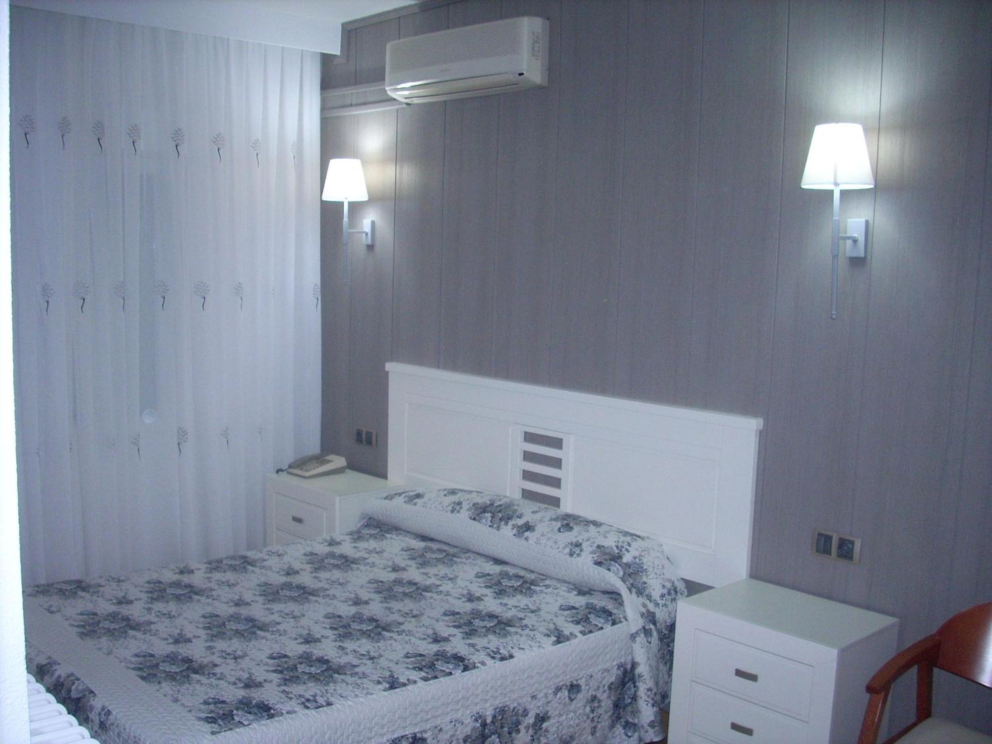 Hotel Corona De Castilla Villares de la Reina Extérieur photo