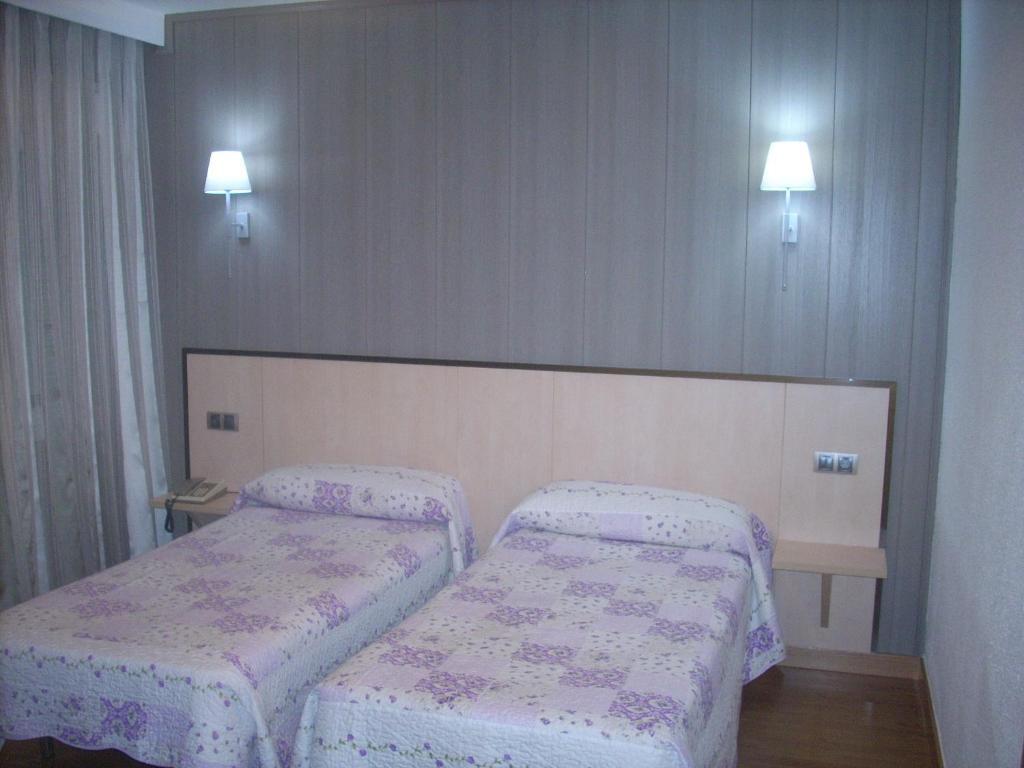 Hotel Corona De Castilla Villares de la Reina Extérieur photo