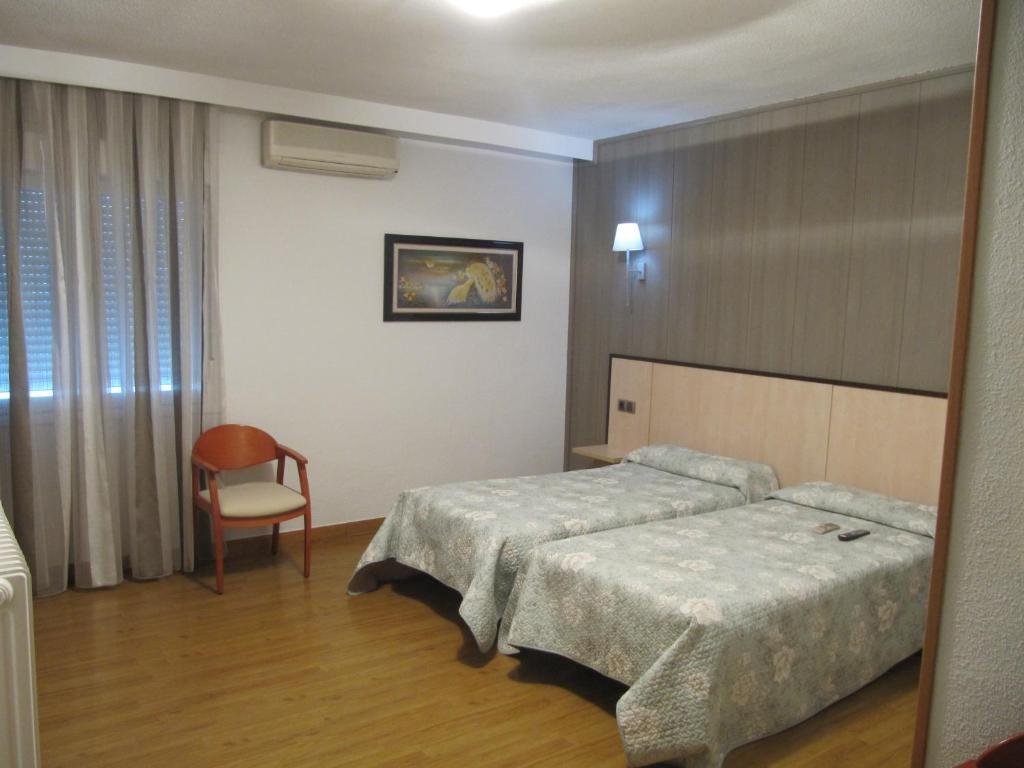 Hotel Corona De Castilla Villares de la Reina Extérieur photo